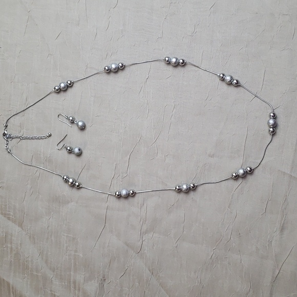 Beautiful Set of Jewelry, Necklace & Earrings Silver Tone. - Picture 5 of 12